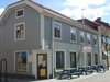 Husnr 1, entre till restaurang hörnet Norrbygatan-Brunnsgatan.