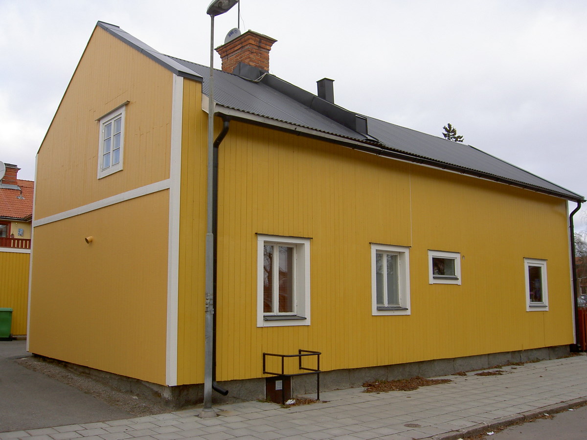 Byggnad 2 gavel mot Bokaren 14, långsida mot Kålgårdsgatan.