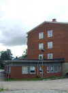 Husnr 1 tillbyggnad, hörnet Väsbygatan - Hyttgatan. I bakgrunden syns byggnaden på Sligen 1.