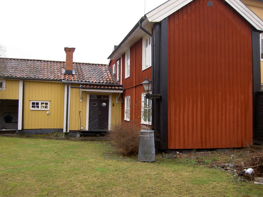 Fasad innergård med husnr 1a till vänster och 1b till höger på bilden.