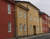 Fasader Brunnsgatan med det röda husnr 2 närmast.
