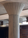 Kyrkans interiör, detalj av betongpelare i suterrängplanets samlingsrum