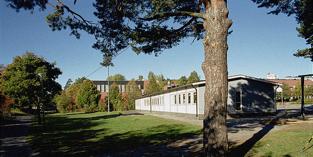 Stockholm, Bredäng, Barnavännerna 1, Frimurarvägen 17-31. Slättgårdsskolan. 

Den nytillkomna längan i skolgårdens södra del, sedd från öst.