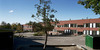 Stockholm, Bredäng, Barnavännerna 1, Frimurarvägen 17-31. 

Slättgårdsskolans gård med huvudbyggnaden sedd från nordost. Till vänster i bild klassrumsbyggnaden.