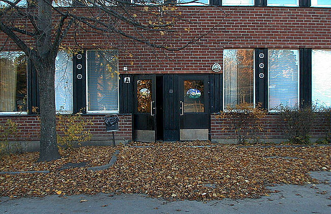 Stockholm, Bredäng, Barnavännerna 1, Frimurarvägen 17-31. 

Huvudbyggnaden, entré på fasad mot skolgården. Fotografiet är taget från öster.