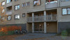 Stockholm, Bredäng, Amarantern 3, Ålgrytevägen 93-99. Entréparti från öster. Nedre våningen är en suterrängvåning.

 

