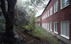 Stockholm, Bredäng, Nordens Vänner 3, Odd Fellowvägen 19-63, 26-38. F d skolbyggnadens västra fasad. Foto från syd.


