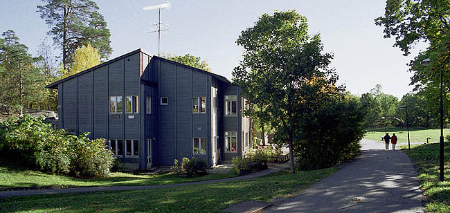 Stockholm, Bredäng, Nordens Vänner 5, Ålgrytevägen 75-85. Fritidshemmets norra fasad



