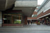 Centrumbyggnadens monumentala skärmtak i betong skapar en kraftfull arkitektur. 

SAK00027_ Stockholm, Bredäng, Concordia 1, Bredängscentrum , från västnordväst
