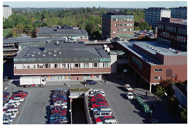 Vy över Bredäng centrum, från söder.

SAK00041  Stockholm, Bredäng, Bredängscentrum , från syd