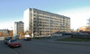 SAK00240 Stockholm, Bredäng, Stora Sällskapet 1, Vita Liljans väg 74-92.

 Foto från sydost på ett av områdets skivhus. Till höger i bild parkeringshuset i kvarteret Stora Sällskapet.