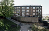 Entréfasad från norr med terrasseringar i betong med räfflat mönster.
SAK00193_Stockholm, Bredäng, Sigbardiorden 2, Lilla sällskapetsväg 48-88 från norr.