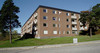 Fasad med suterrängvåning. 
SAK00195_ Stockholm, Bredäng, Sigbardiorden 2, Lilla sällskapetsväg 48-88, från sydväst