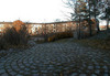 Omsorgsfullt utformad stenläggning. 
SAK00199__ Stockholm, Bredäng, Sigbardiorden 1, Lilla sällskapetsväg 4-46, från sydväst