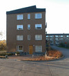 Gavelsida där takets speciella utformning framträder tydligt.
SAK00202_ Stockholm, Bredäng, Sigbardiorden 1, Lilla sällskapetsväg 4-46, från sydost