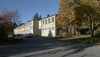 SAK00258_Stockholm, Bredäng, Tankebyggarorden 2, Björksätravägen 22-48.

Den nordliga byggnaden, fasad mot skolgården. Foto från sydost