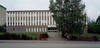 Kontorsbyggnaden, fasad i brun och vit plåt. SAK00291_ Stockholm, Bredäng, Vita Liljan 4,Vita Liljansväg 20, från ost