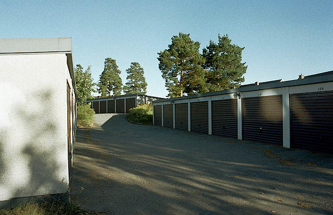 Garagelängor. 
SAK00118 Stockholm, Bredäng, Bellmans minne 94, Lilla Sällskapets väg, fr V, 9910, JST