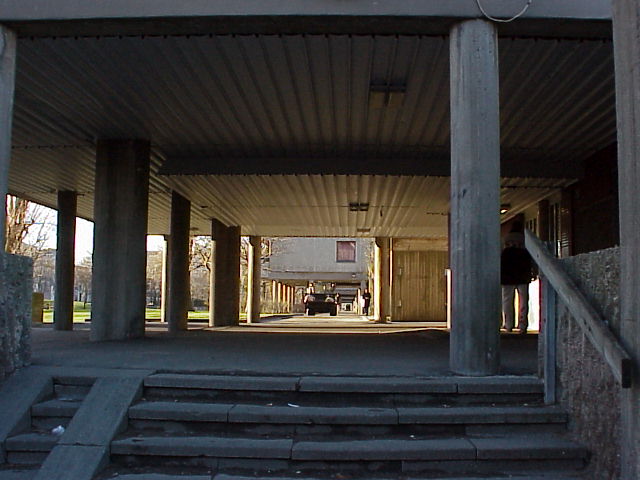 Ett naturligt stråk i området, när man nalkas bebyggelsen från öster och Hjällbo centrum, utgörs av den pelargång som löper längs Skolspåret.