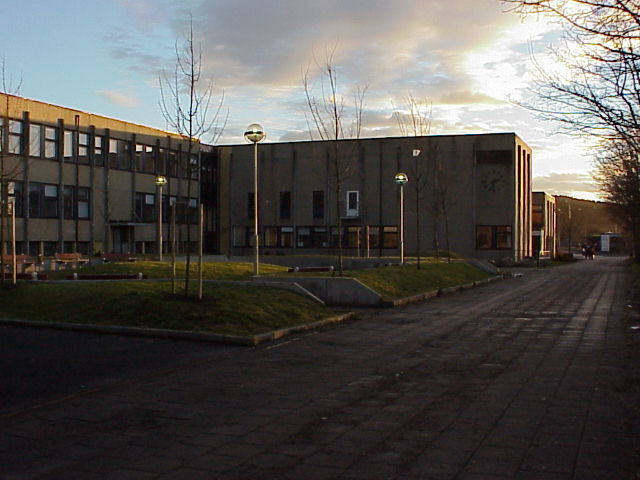 Skolgården är belägen längs den största skolbyggnadens västra sida. Biblioteket är inrymt i en separat byggnadskropp i vinkel sammanbyggd med samma byggnad.
