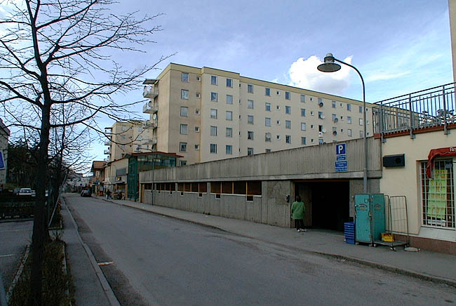 Tensta, Hämringe 1, Glömmingegränd 2-26.

Under den östra gården har garaget fasad i betong med längsgående öppningar.


 


 
 

 

 


 



