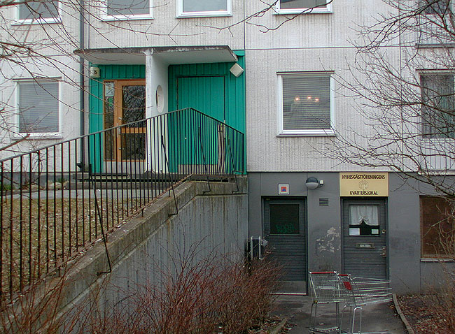 SAK07271 Sthlm, Tensta, Björinge 1, Björingeplan 1-26, från norr

Vissa hus har en suterrängvåning med lokaler.





















