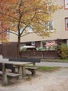 Kv Blåsten. Efter gårdsförbättringarna på 1980-talet har det tillkommit privata uteplatser ut mot det gemensamma gårdsrummet.