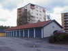 Två garagelängor ligger mellan lamellhusen vid Snövädersgatan och punkthusen vid Blåsvädersgatan.
