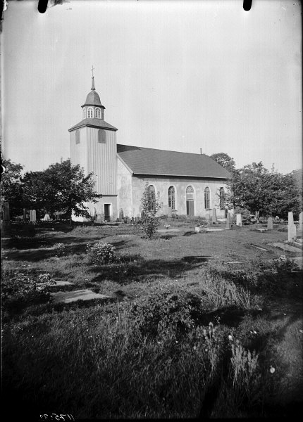 Norums kyrka från sydväst.