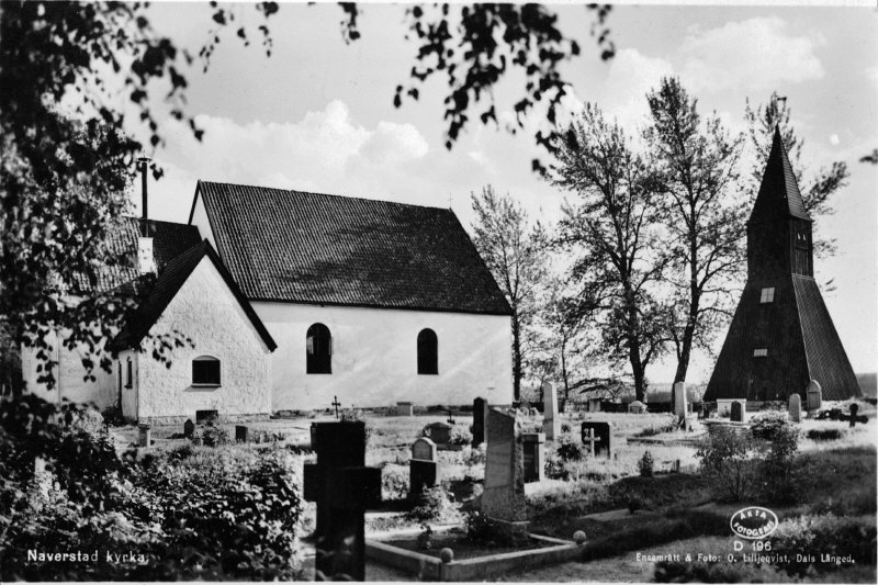 Naverstads kyrka och klockstapel från nordväst.