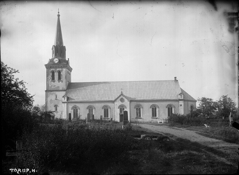Torups kyrka från syd.