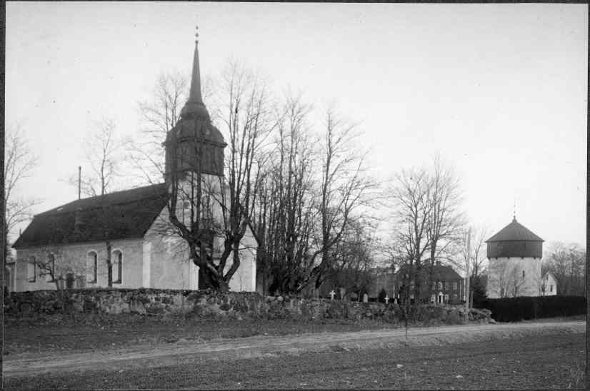 Lerbo kyrka med omgivning från nordväst