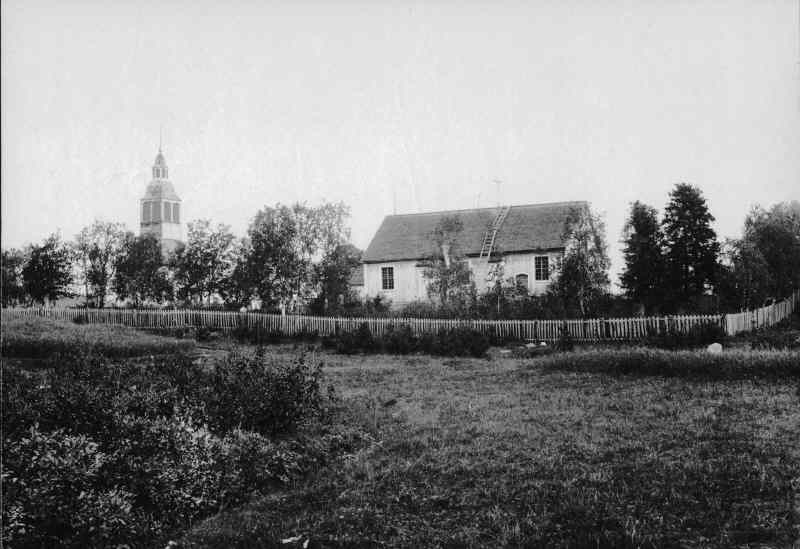 Jukkasjärvi kyrka och klockstapel från söder
