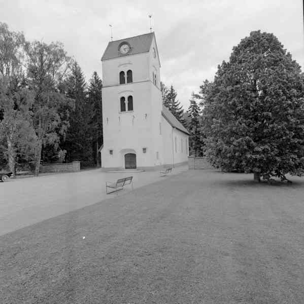Bredåkra kyrka från sydväst