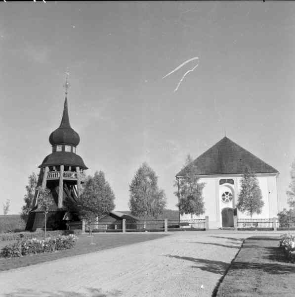 Undersviks kyrka från väst med klockstapeln