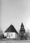 Bjuråkers kyrka och klockstapeln. 


