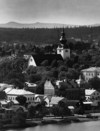 Hudiksvalls kyrka i bildens mitt. Bilden troligen från början av 1960-talet.