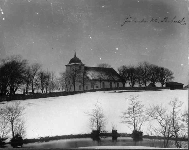 Jörlanda kyrka med omgivningar från sydväst, före branden 1921. 