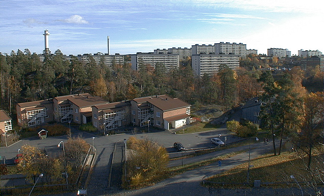 SAK00136 Stockholm, Bredäng, Nordens Vänner 5, Ålgrytevägen 75-85, från västnordväst


I norra Bredäng finns ett nybyggt område med flerfamiljshus i rött tegel. Som alltid i Bredäng domineras landskapet av de höga skivhusen.