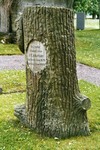 Medelplana  kyrkogård. Originell gravsten i formad som stubbe. Neg.nr 03/192:11.jpg