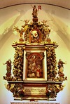 Altaruppsatsen, tillverkad 1696 för Marstrands kyrka och inköpt till Tegneby 1807. Underst en nattvardsscen, sedan korsfästelsen, ovanför denna Kristi uppståndelse och överst Kristus med segerfanan.