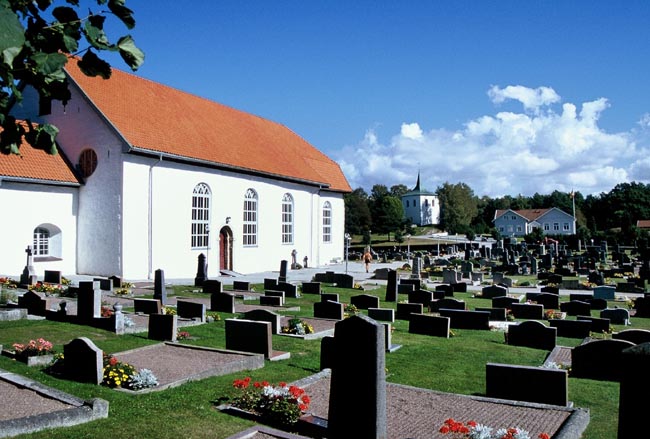 Kyrkogården söder om kyrkan. 