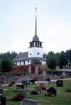 Kyrkan sedd från kyrkogården. 