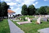 Den yngre kyrkogården öster om den gamla. På bilden syns också den äldre gravhög som inkorporerats i kyrkogården.