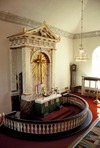 Koret, där altaruppsatsen sedan senaste renoveringen har ursprunglig färgsättning.