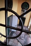 Entrén indragna portik, sedd genom ett av trapphusfönstren