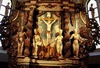 Altaruppsatsens centralparti. Den korsfäste Kristus omgiven av de fyra evangelisterna. Utfört av bildhuggaren Olof Bruse 1724.