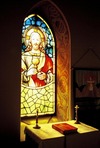 En av glasmålningarna i sakristian