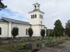 Kyrkogården och kyrkan.
