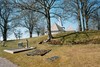 Slänt mellan äldre och yngre del av kyrkogården i Trökörna. Neg.nr. 03/296:21. JPG.